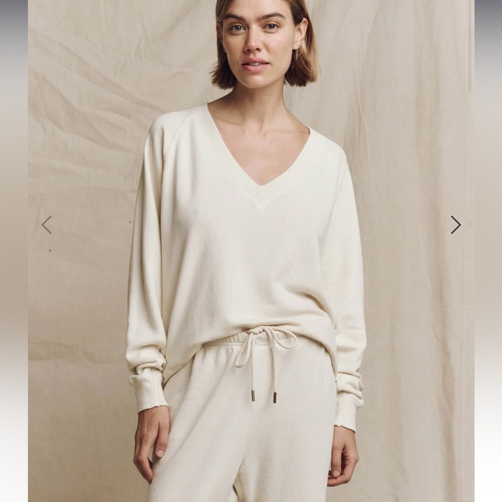 The great v-neck sweatshirt in washed white